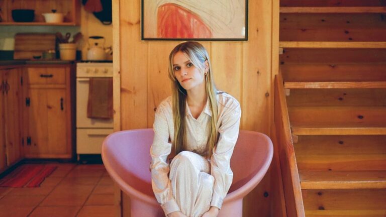 INDIE-POP SINGER-SONGWRITER ROSIE DARLING RELEASES NEW SINGLE “BOXES