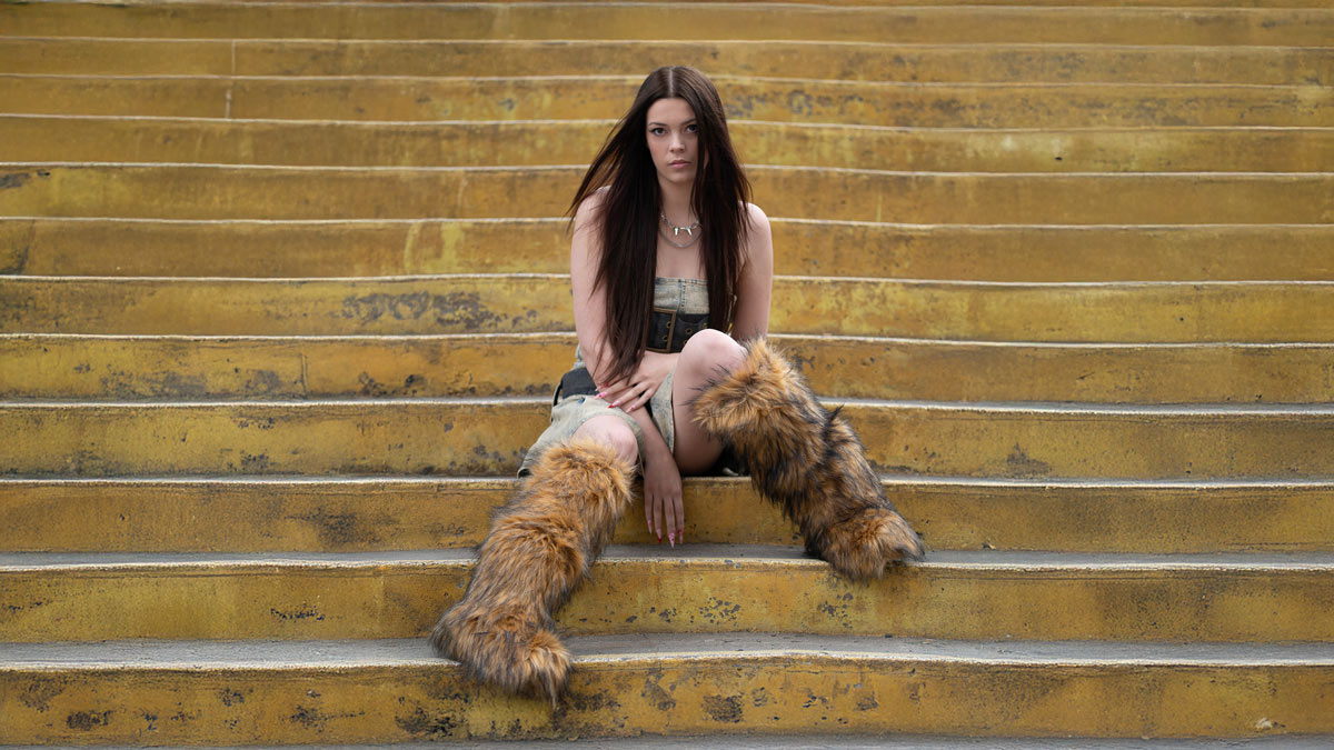 COURTNEY HADWIN RELEASES THE NEW SINGLE 'SPELLBOUND' - R o c k 'N' L o a d