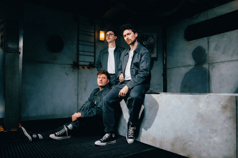 HOLDING ABSENCE release new single ‘Reflection’ – R o c k 'N' L o a d
